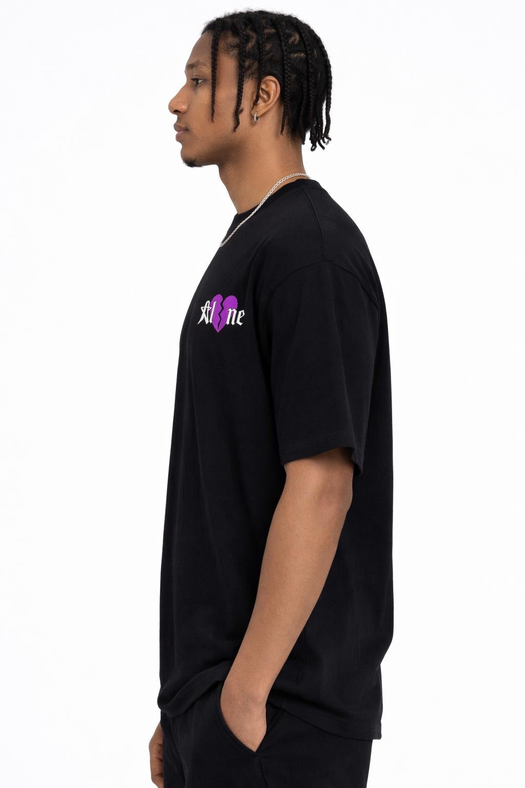 Schwarzes oversized T-Shirt mit Front-Strick „Heartbreak“, 270 GSM aus 100 % Baumwolle, cleaner Streetwear-Fit, Side-View