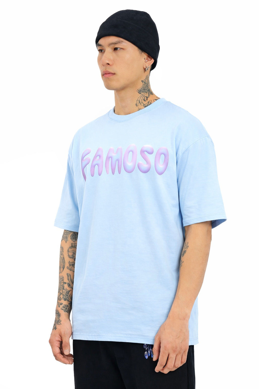 Hellblaues oversized T-Shirt mit Front-Print „FAMOSO“, 270 GSM aus 100 % Baumwolle, cleaner Streetwear-Fit