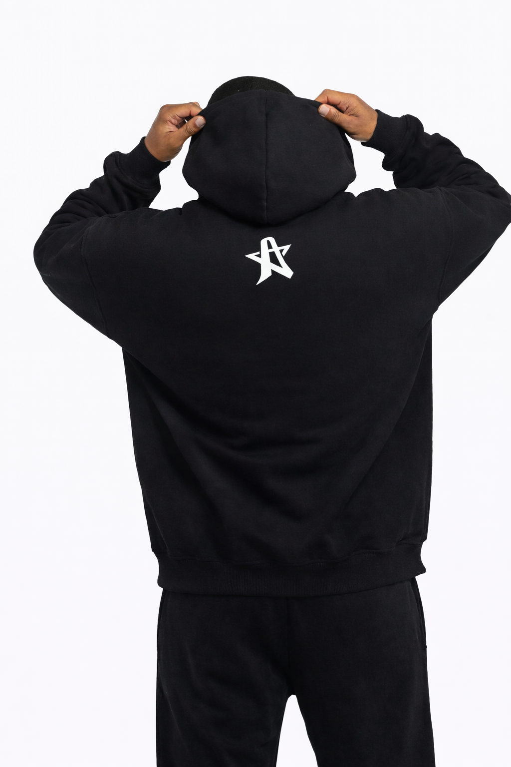 Grande Black oversized Hoodie mit Front- und Back-Print sowie Strickdetails, 360 GSM Baumwoll-Polyester-Mix, cleaner Streetwear-Look