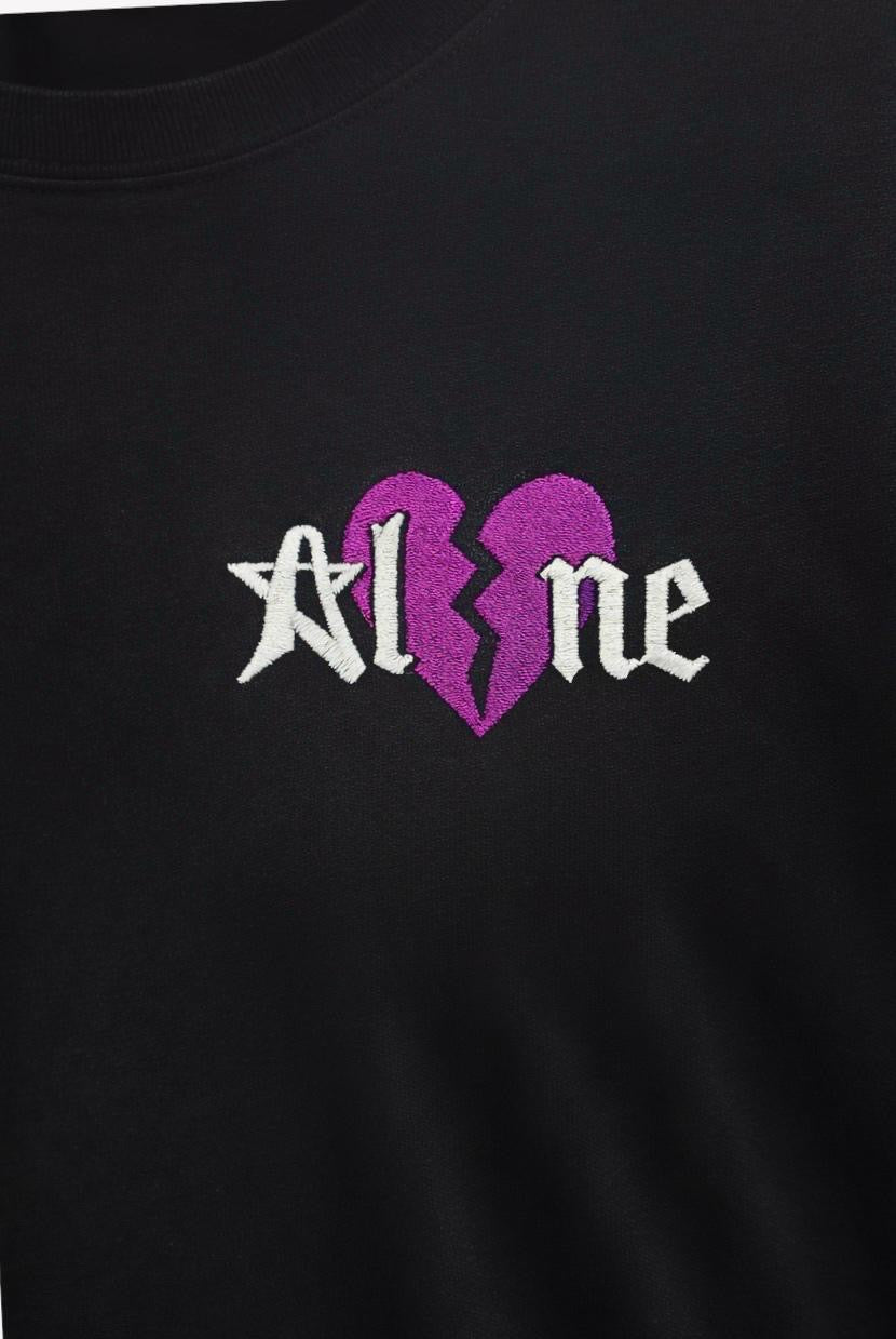 Schwarzes oversized T-Shirt mit Front-Strick „Heartbreak“, 270 GSM aus 100 % Baumwolle, cleaner Streetwear-Fit, Heartbreak design nah aufnahme