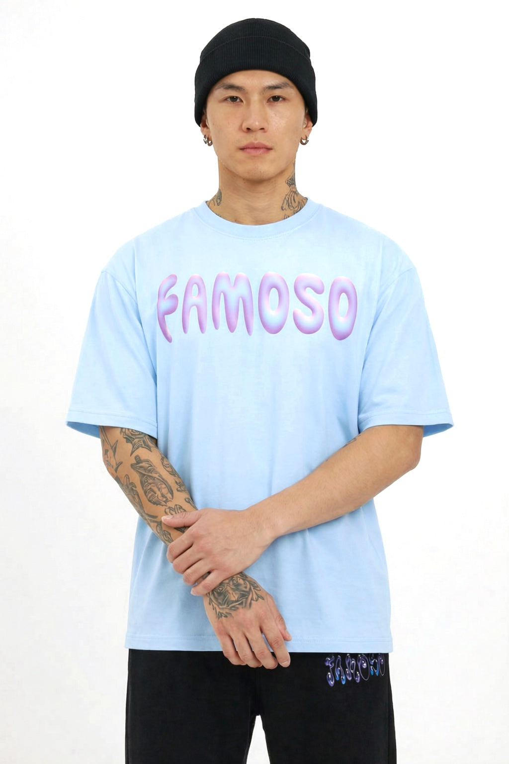 Hellblaues oversized T-Shirt mit Front-Print „FAMOSO“, 270 GSM aus 100 % Baumwolle, cleaner Streetwear-Fit