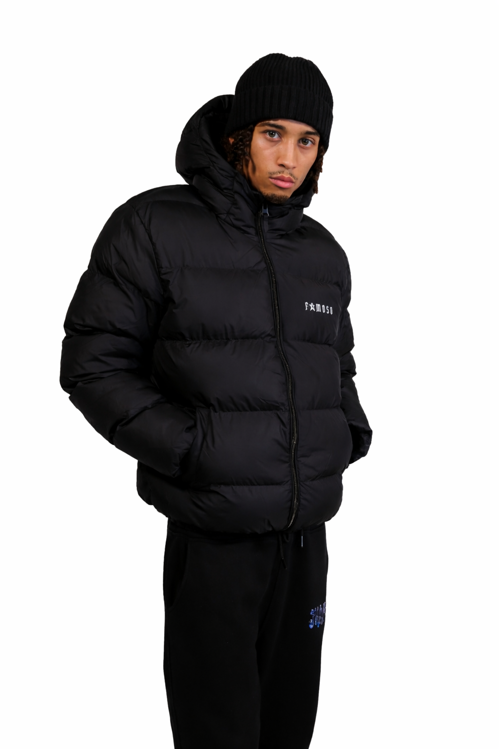 Schwarze Deep Freeze Puffer Jacke mit Kapuze, warmer Steppung und cleanem Streetwear-Design, getragen im Winter-Outfit