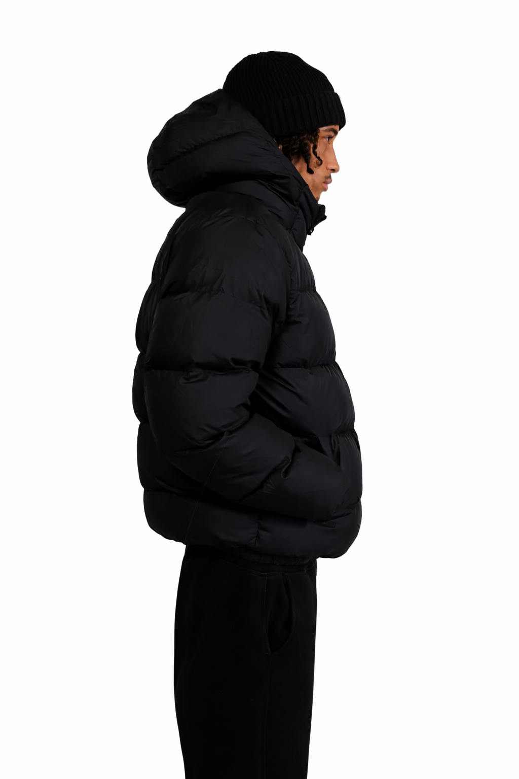 Schwarze Deep Freeze Puffer Jacke mit Kapuze, warmer Steppung und cleanem Streetwear-Design, getragen im Winter-Outfit