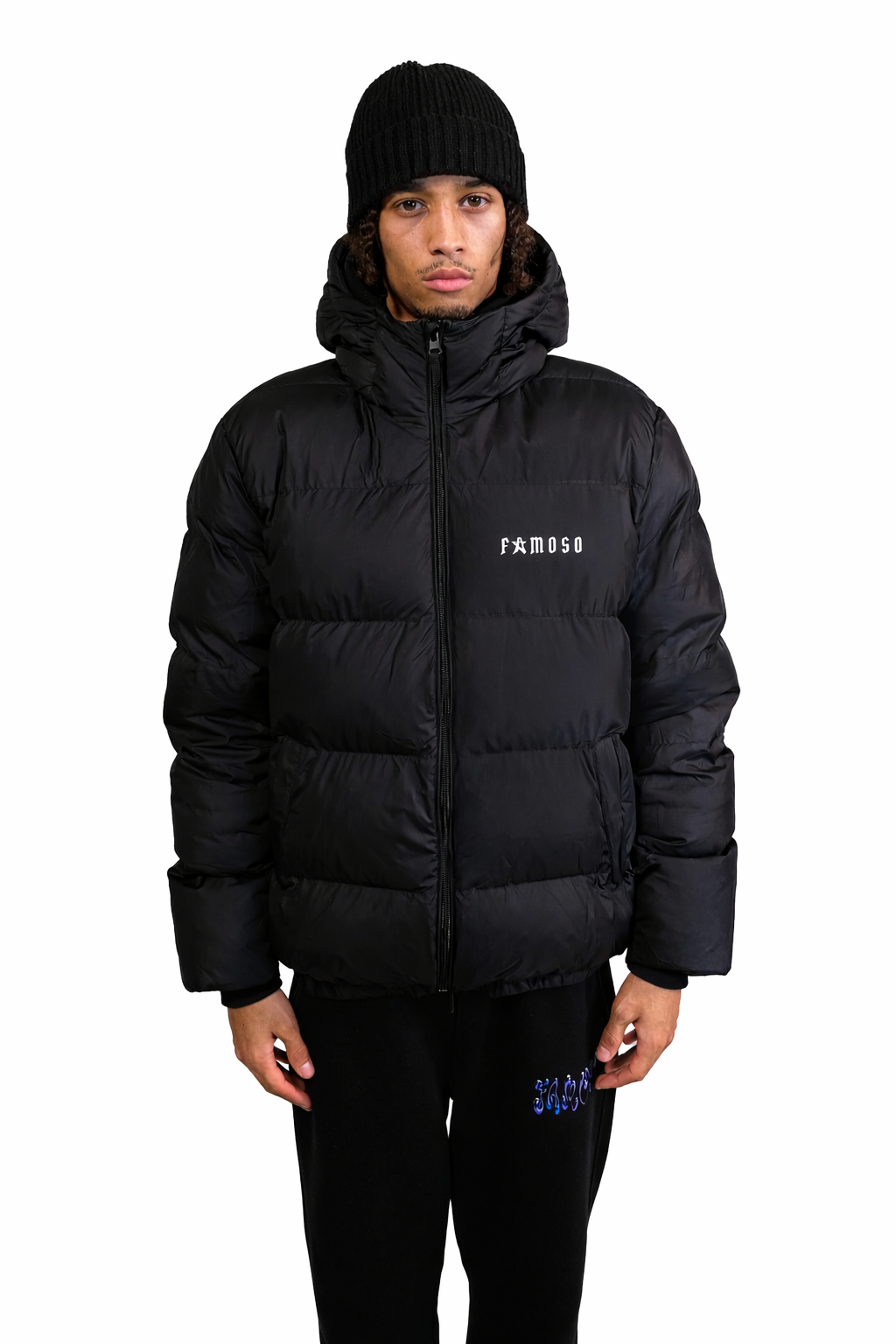 Schwarze Deep Freeze Puffer Jacke mit Kapuze, warmer Steppung und cleanem Streetwear-Design, getragen im Winter-Outfit
