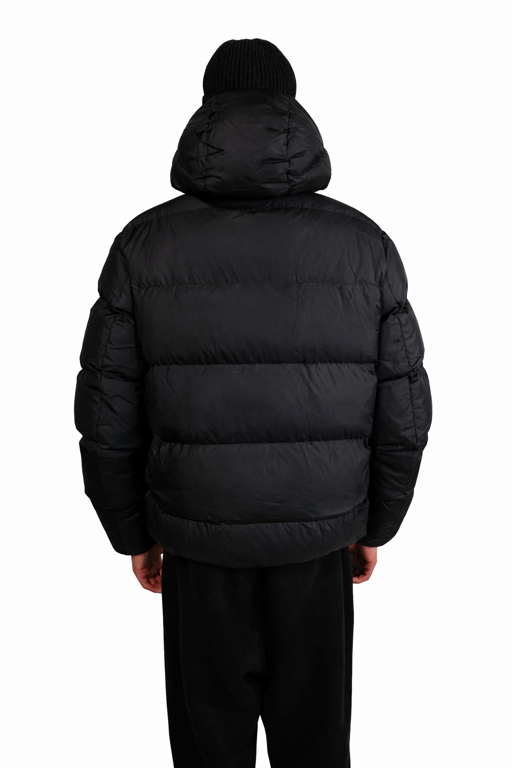 Schwarze Deep Freeze Puffer Jacke mit Kapuze, warmer Steppung und cleanem Streetwear-Design, getragen im Winter-Outfit